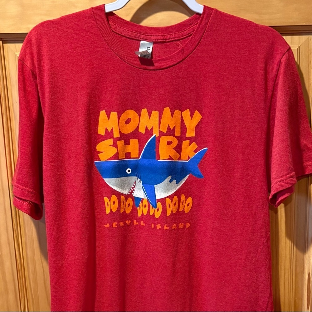 Mommy Shark Red T-Shirt by Duckco  size M